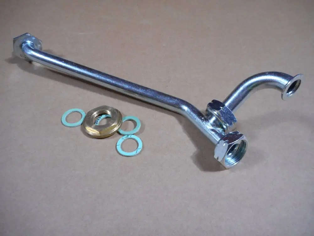 Das Bild zeigt ein Gas Vorlaufrohr von Remeha, gefertigt aus verchromtem Metall. Es ist mit zwei Anschlüssen und mehrere Unterlegscheiben zu sehen.